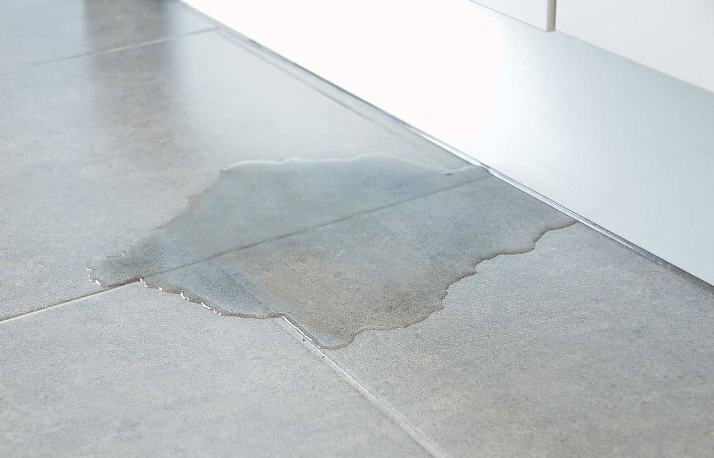Fuite d'eau sous carrelage — intervention urgente EMA Fuites